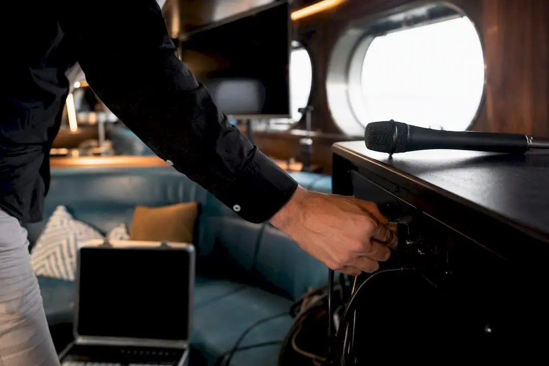 Technische presentatieopstelling in de salonboot, close-up
