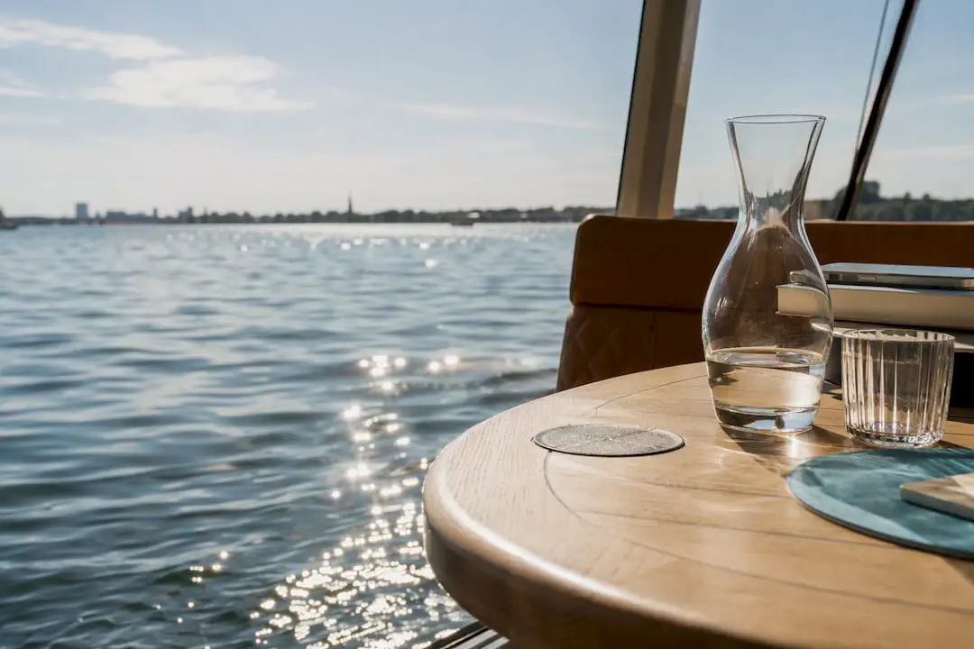 Elektrische salonboot op het water met een vergaderopstelling in detail