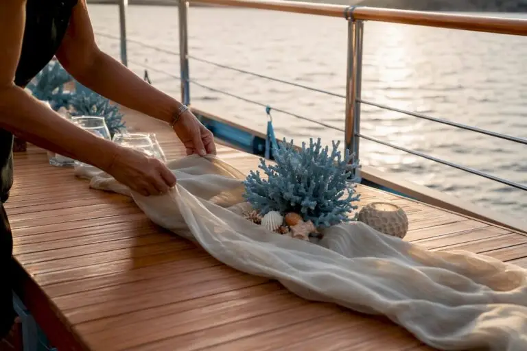 Evenementinrichting op het scheepsdek tijdens het gouden uur