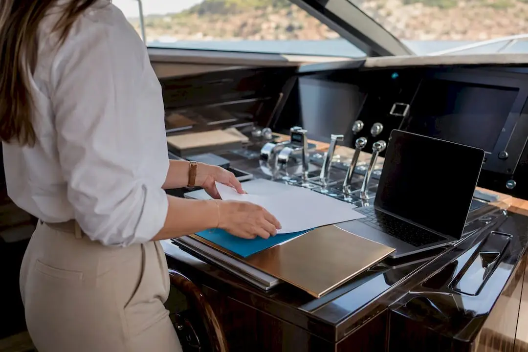Handen die evenementmaterialen op de bootconsole ordenen