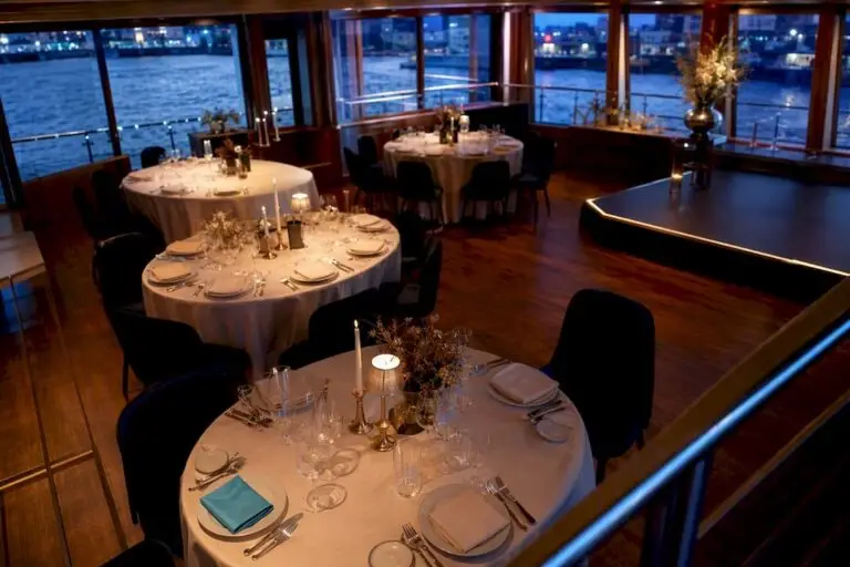 Gala-opstelling in een stijlvolle scheepsruimte