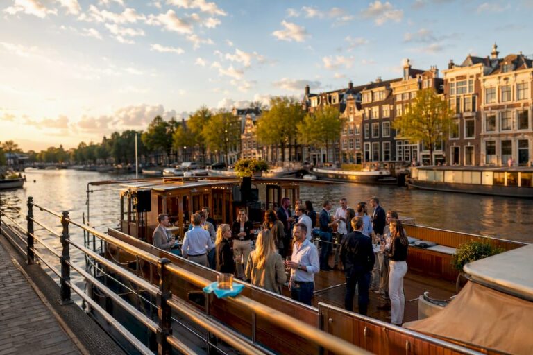 Ondernemers netwerken op een varende locatie