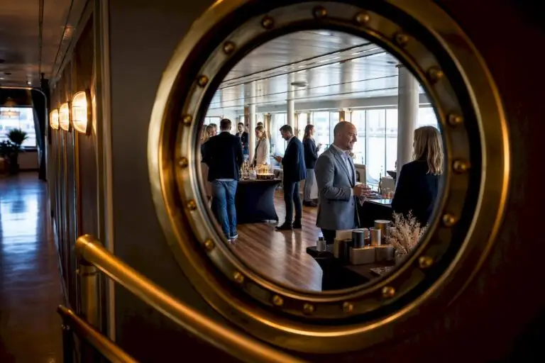 Mini-beursopstelling in het interieur van een schip