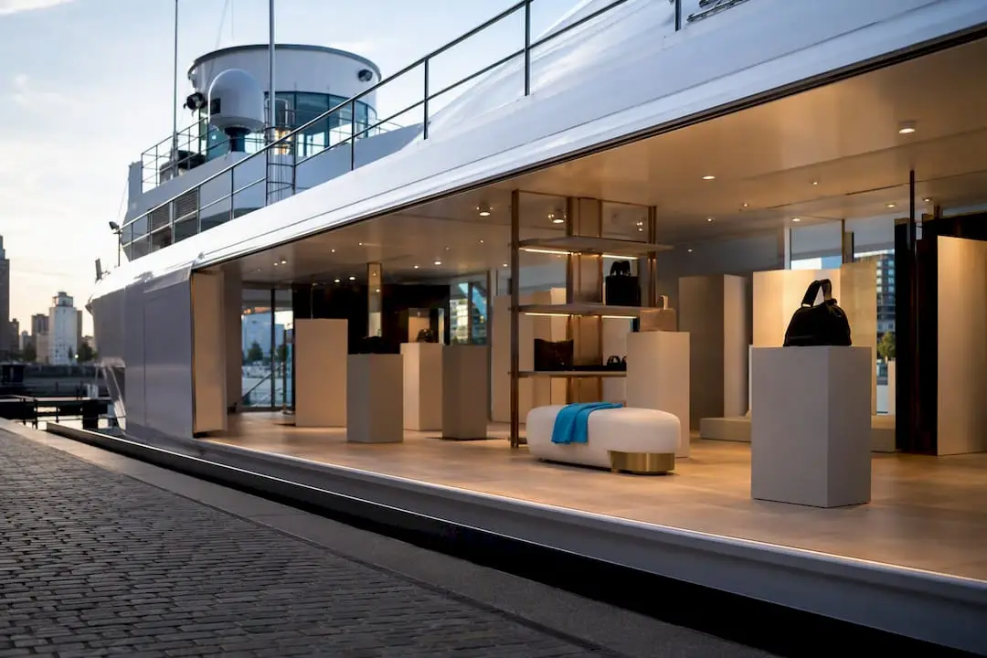 Tijdelijke showroom op een evenementenschip